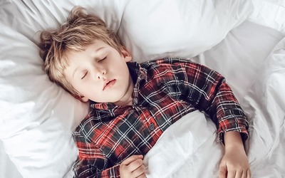 Spray nasal salino alivia sintomas de apneia do sono em crianças