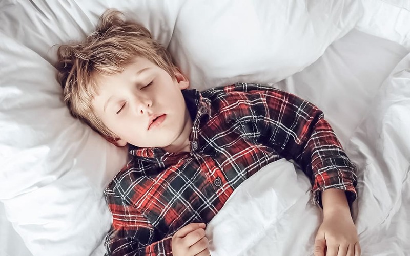 Spray nasal salino alivia sintomas de apneia do sono em crianças