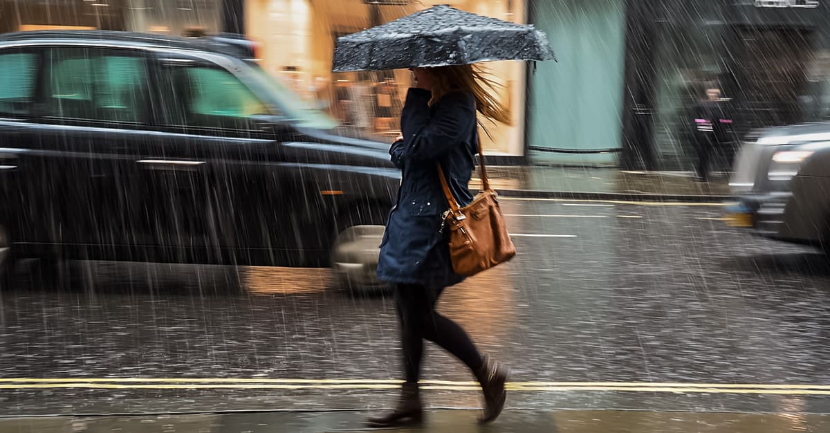 Notícias - Sabe como caminhar para evitar quedas em dias de chuva?