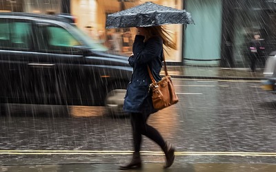 Notícias - Sabe como caminhar para evitar quedas em dias de chuva?