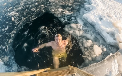 Cientistas exploram benefícios da natação em água fria