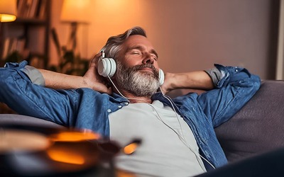 Ouvir música durante 24 minutos pode aliviar a ansiedade